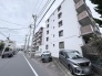周辺環境に溶け込み、日々の暮らしに自然と寄り添う落ち着いた佇まい。