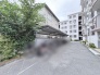 緑豊かな木々が穏やかな表情を見せる、落ち着きのある日常の風景が広がっています。