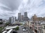 都市の鼓動を感じつつも、空の広がりと落ち着いた街並みが心地よい調和を見せる眺望です。