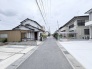 落ち着いた住宅街の中に位置し、穏やかな時間の流れを感じられる閑静な環境が整っています。