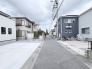 周辺環境に溶け込み、日々の暮らしが穏やかに流れる落ち着いた住宅街の風景です。