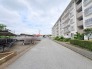 空が広く見渡せるゆとりある敷地は、穏やかで落ち着いた日常を育む心地よい空間が広がっています。