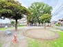 豊かな緑が安らぎをもたらし、住まいのそばで四季の移ろいを感じられる穏やかな環境が広がっています。