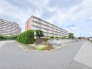 空が広く感じられる開放的な立地に、周囲の豊かな緑と調和するように佇む住まいです。