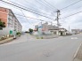 周囲の環境に溶け込みつつ、日々の暮らしが穏やかに整う落ち着きのある街並みが広がっています。