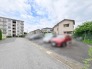 周辺環境に溶け込み、落ち着いた住まいとの調和を感じさせる日常的な風景が広がっています。