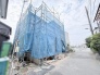 新しい住まいが形作られていく過程を感じる、静かな街並みに佇む建築現場の風景です。