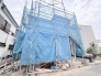 新たな暮らしの基盤が整いつつある、静かな街並みに馴染む建築現場の風景です。