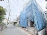 新しい暮らしの幕開けを感じさせる、静かな住宅街に佇む建築途中の住まいです。