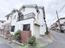 落ち着いた住宅街の雰囲気に溶け込み、日々の暮らしに安らぎを感じさせる佇まいが印象的です。