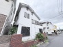 街並みに穏やかに溶け込み、日常の暮らしを優しく包み込むような落ち着いた佇まいの住まいです。