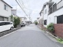 穏やかな住宅街に位置し、日々の暮らしに安らぎを感じさせる落ち着いた雰囲気の街並みです。