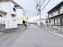 周辺の環境に馴染み、日常の暮らしが穏やかに流れる落ち着いた住宅街の風景。