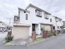 落ち着いた街並みに溶け込む、素朴で愛着の持てる住まいの外観です。