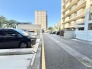 ゆとりある敷地内に整えられた駐車スペースが心地よい日常を支えます