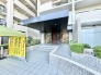 落ち着いた色合いの庇と整えられたアプローチが、穏やかな日常の始まりを予感させる佇まいです。