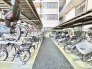 整然と区画された屋根付きのスペースが、日々の暮らしの利便性を心地よく支えます。