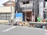 新しい暮らしの形を丁寧に築き上げていく、建設途中の健やかな気配が漂う一角。