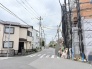 穏やかな空気が流れる、落ち着いた佇まいの住宅街が広がる心地よい街並みです。