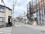 閑静な住宅街が広がり、穏やかで落ち着いた日常を感じさせる周辺環境です。