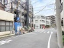 日常の暮らしに溶け込む、落ち着いた住宅街の風景が広がる穏やかな周辺環境です。