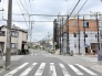 穏やかな空気が流れる閑静な住宅街で、日々の暮らしに寄り添う落ち着いた環境が広がっています。