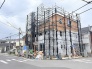 完成に向けて着実に形づくられていく、期待感に満ちた建築中の住まいの一幕。