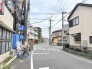 日常の営みが静かに溶け込む、落ち着いた住宅街の穏やかな風景が広がっています。
