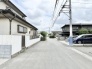 穏やかな住宅街の風景が広がり、日々の暮らしに安らぎを感じさせてくれる落ち着いた住環境です。