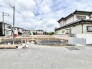 周辺環境と調和する静かな住宅地で、新たな暮らしの基盤を築くゆとりある敷地です。