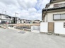 周囲の静かな住宅街に溶け込み、新たな暮らしを思い描ける開放的な敷地が広がっています。