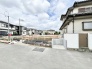 周辺環境と調和する穏やかな街並みに位置し、理想の住まいを形にするための広がりを感じさせる土地です。