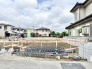 閑静な住宅街の中に位置し、これからの暮らしの拠点となる開放的な敷地が広がっています。