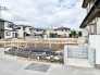 閑静な住宅街の一角にあり、新しい暮らしの始まりを感じさせる広々とした敷地です。