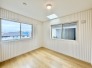 日照の取りづらい北側のお部屋には天窓を設置してあり、天井からの間接的な採光が見込めるようになっています。

