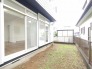 室内と屋外の境界が緩やかにつながり、日々の暮らしに自然な広がりと安らぎをもたらしてくれる心地よい空間です。