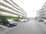 建物と敷地の間隔が広く確保されており、ゆとりある住環境が日々の暮らしに落ち着きをもたらします。