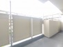日々の暮らしにささやかな開放感をもたらす、程よい広さを確保した心地よい屋外スペースです。