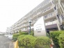 街並みに静かに溶け込み、日々の暮らしを穏やかに受け止めてくれる落ち着きある佇まい。