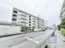 街並みに調和する落ち着いた佇まいで、日々の暮らしに安心感をもたらしてくれる住まいです。
