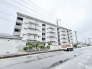 街並みに馴染む落ち着いた佇まいで、日々の暮らしを静かに支える安定感のある外観です。