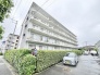 端正な佇まいが街並みに馴染む、落ち着いた雰囲気の集合住宅となっております。