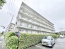 周囲の緑と調和しながら、落ち着いた佇まいで日々の暮らしを穏やかに包み込む住まいです。