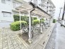 敷地内には整然と管理された共用スペースがあり、日々の暮らしにゆとりをもたらしてくれます。