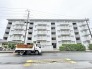 街並みに馴染む落ち着いた佇まいで、日々の暮らしを静かに支える住まいです。
