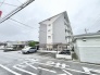 落ち着いた住宅街に馴染む、清潔感のある外観が日々の暮らしを静かに支えてくれます。