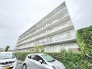 街並みに落ち着いた存在感を放つ、洗練されたフォルムが印象的な佇まいです。