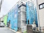 丁寧にメンテナンスが施され、新しい暮らしの準備が進む静かな街並みの風景。