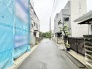 周辺の住宅街に調和する、日々の暮らしに溶け込む落ち着いた住環境が広がっています。