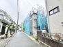 閑静な住宅街に位置しており、日々の暮らしが穏やかに流れる落ち着いた環境が整っております。